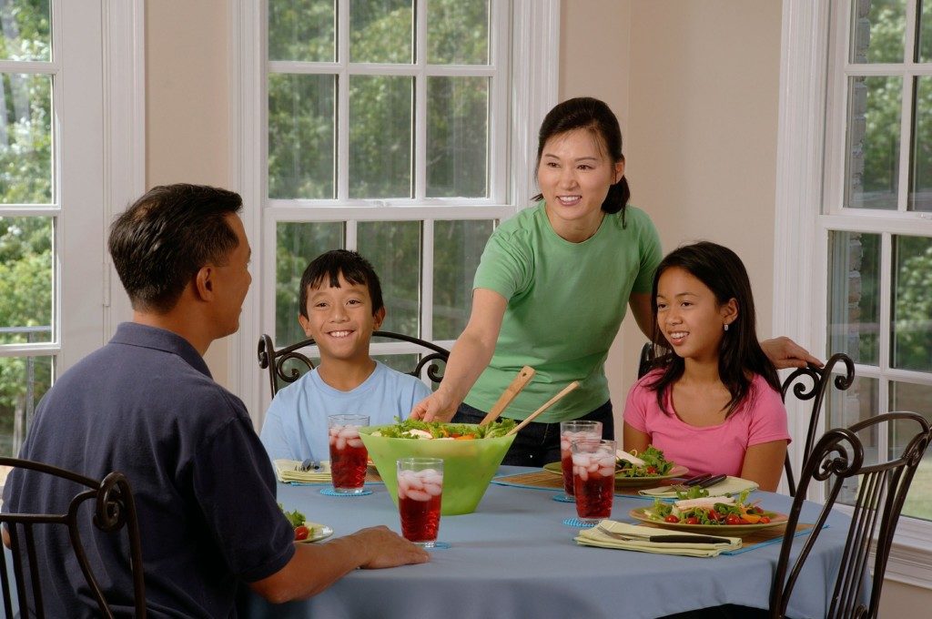 Memphis Moms Blog family-eating-at-the-table