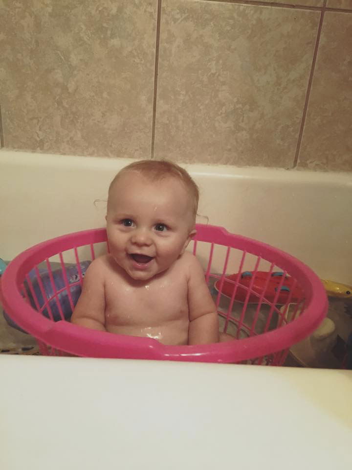 baby in bathtub, Memphis Moms Blog parenting trick