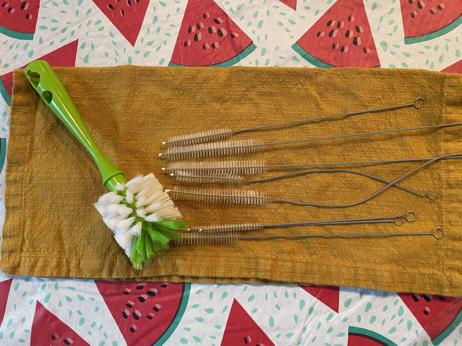 Picture of a bottle brush and 8 straw brushes